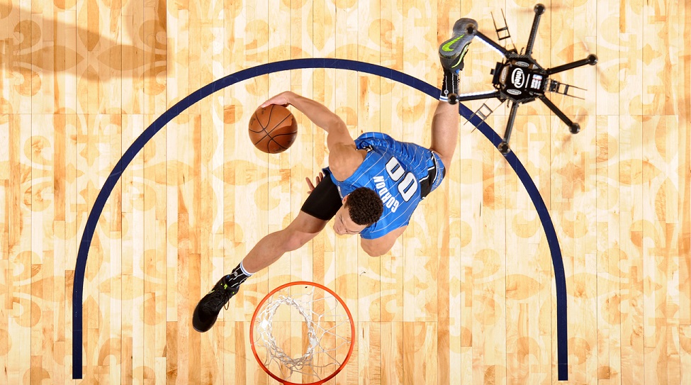 NBA全明星扣籃大賽X無(wú)人機(jī)，阿隆·戈登上演最有技術(shù)含量的扣籃｜美通社頭條