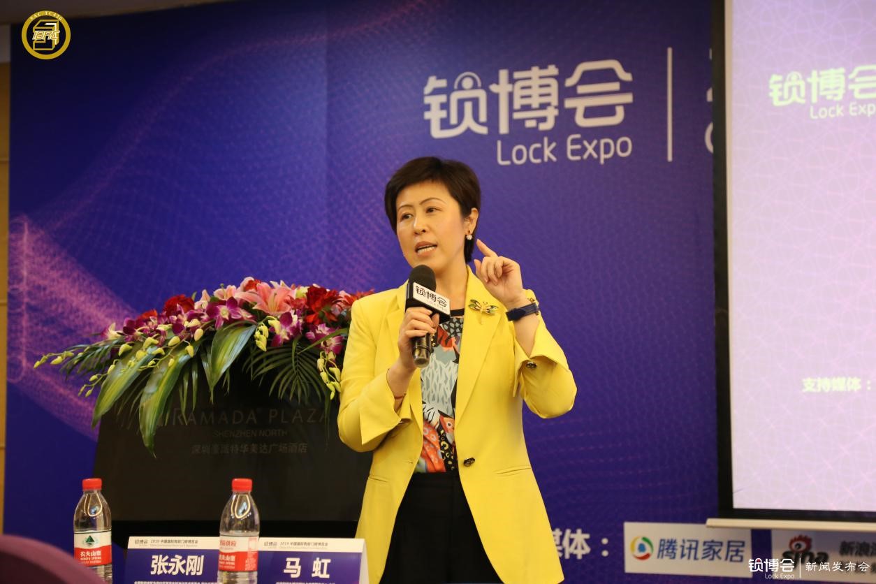  （住房和城鄉(xiāng)建設(shè)部IC卡應(yīng)用服務(wù)中心主任、全國智能建筑及居住區(qū)數(shù)字化標(biāo)準(zhǔn)化技術(shù)委員會 副主任委員馬虹現(xiàn)場回答媒體問題）