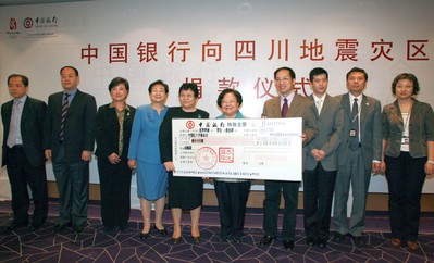 2008年5月14日上午，張燕玲副行長將一張面額1,000萬的現(xiàn)金支票交到了中國紅十字會總會彭珮云會長手中，代表中國銀行向汶川地震受災地區(qū)人民捐款。
