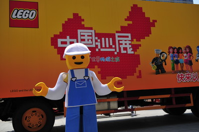 樂高卡車從北京出發(fā)，陸續(xù)開往天津、杭州、武漢等地，為當(dāng)?shù)睾⒆觽儙g樂和禮品。