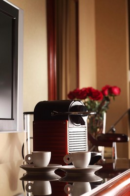 Nespresso®咖啡機(jī) -- 全新升級(jí)的行政客房均提供Nespresso® 咖啡機(jī)及附贈(zèng)不同口味的咖啡膠囊、進(jìn)口精選茶包讓旅客盡享便捷、舒適的私人空間。