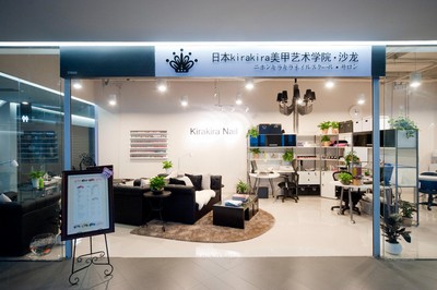 在首屆奢侈品展會(huì)現(xiàn)場(chǎng)，參觀者可一睹日本 KiraKira 美甲高級(jí)講師 Rachel Lai 的風(fēng)采，并可就相關(guān)時(shí)尚問題進(jìn)行咨詢。