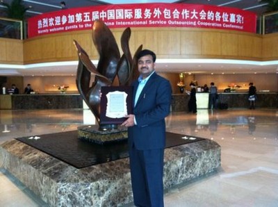 Infosys中國副總裁、Infosys公共事業(yè)部負責人Naren Gogula先生代表Infosys中國領(lǐng)取“十大在華全球服務(wù)供應(yīng)商”獎牌