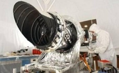 一名波爾航天的員工正在準(zhǔn)備 HiRISE 相機(jī)，以便裝到 NASA 火星勘測(cè)軌道飛行器上