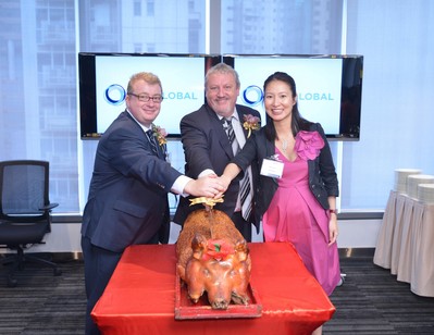 左起:全球銷售總監(jiān)Gerard Delaney、行政總裁Peter Sewell及亞太區(qū)資深副總裁韓祖恩主持切燒豬儀式。