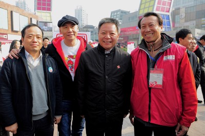 （從左至右）上海市血液中心主任朱永明、觸動(dòng)傳媒創(chuàng)始人兼執(zhí)行主席馮暉中、上海市副市長(zhǎng)沈曉明、“獻(xiàn)血達(dá)人”陳澤人