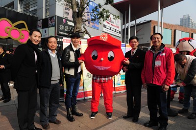 （從左至右）上海市血液中心副主任沈行峰、上海市血液中心主任朱永明、觸動(dòng)傳媒創(chuàng)始人兼執(zhí)行主席馮暉中、上海市紅十字會(huì)常務(wù)副會(huì)長(zhǎng)馬強(qiáng)、“獻(xiàn)血達(dá)人”陳澤人