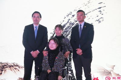 北京銀行副行長許寧躍先生、海航悅逸度假俱樂部董事長趙暉先生與殘疾畫家汪玉婷合影