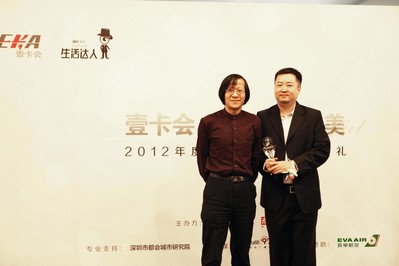 兩岸三地知名文化學者胡野秋為新聞漫畫達人顏慶雄頒獎，他認為這個時代需要平凡人來對生活目標進行修正。