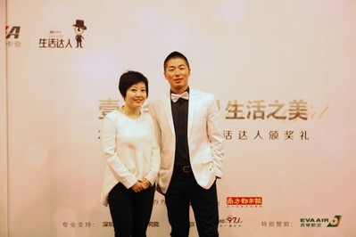跨界文化人曉昱為健身達人李朝陽頒獎，她高度評價生活達人評選活動，認為它是一個重新認識城市的過程。