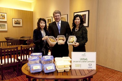 亞洲博聞與會(huì)展管理公司支持“惜食堂”(Food Angel) 的行動(dòng)“對(duì)抗饑餓 . 捐出食物”，攜手參與“惜食堂”的食物回收計(jì)劃 (左起：“惜食堂”行政總監(jiān)陳妙瑜，中：亞洲博聞執(zhí)行副總裁麥高德，右：會(huì)展管理公司董事總經(jīng)理梅李玉霞)