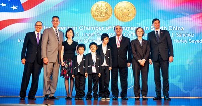 哈利會(huì)長一家與桑切斯副部長、蔡瑞德公使、郭瑾總領(lǐng)事及黃德昌商務(wù)領(lǐng)事合影
