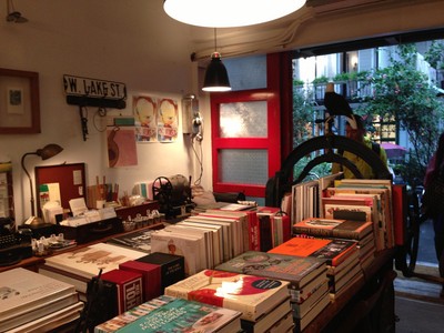 與其說好樣本事是家書店，不如說是一間生活店，熱愛旅行的女老板從全世界淘來生活物件與客人們分享