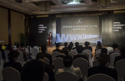 4月18日官網(wǎng)上線新聞發(fā)布會現(xiàn)場雷迪森旅業(yè)集團(tuán)常務(wù)副總裁戚永平女士介紹集團(tuán)概況 