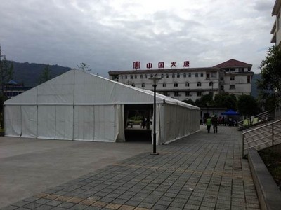 第一座篷房已于4月24日在天全縣臨時(shí)綜合救災(zāi)中心附近完成搭建，為無(wú)家可歸的地震災(zāi)民提供暫避之所