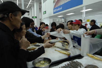 杭州山姆店開業(yè)第一天，顧客踴躍搶購新鮮的黃魚