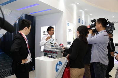 惠普“IT新型態(tài)”移動化展區(qū)展示為用戶提供的全方位移動支持，包括移動辦公、移動打印和移動執(zhí)法等，助力各類機(jī)構(gòu)提升工作效率