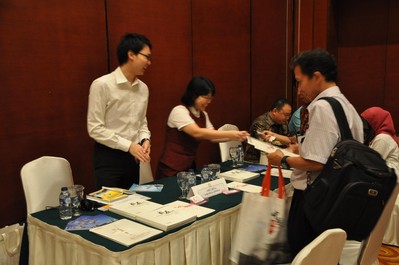 國航展臺，國航工作人員給旅行社推介國航產(chǎn)品