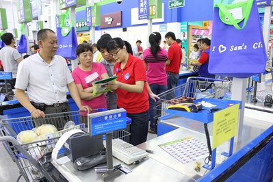 顧客踴躍選購山姆會員店商品，滿載而歸