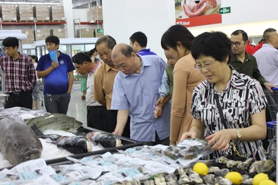 蘇州山姆會員店開業(yè)第一天，顧客選購新鮮的海鮮產(chǎn)品