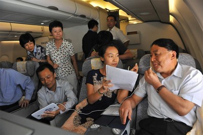 中國民航局局長李家祥通過機(jī)上互聯(lián)網(wǎng)接收中央人民廣播電臺現(xiàn)場直播采訪，向廣大聽眾問好。
