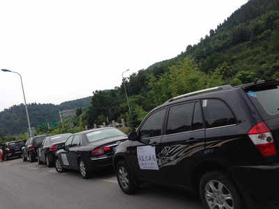 圖為集合地，自駕車游客整裝待發(fā)