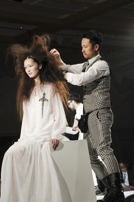 Shiseido Professional 首席美發(fā)師原田忠 (Tadashi Harada) 將率領(lǐng)創(chuàng)作團(tuán)隊(duì)，傾力演出BEAUTY ODYSSEY，引領(lǐng)觀眾經(jīng)歷一次漫長(zhǎng)的冒險(xiǎn)之旅，探求“美”的新定義。