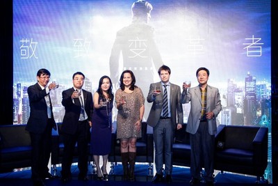 酩悅軒尼詩(shī)帝亞吉?dú)W市場(chǎng)董事 MarkEdwards、尊尼獲加品牌總監(jiān)符秀婷女士、李小龍之女Shannon Lee（李香凝）、資深媒體人陳朝華、經(jīng)濟(jì)學(xué)家郭士英以及戰(zhàn)略學(xué)教授滕斌圣合影