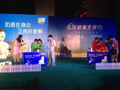 活動(dòng)現(xiàn)場(chǎng)互動(dòng)環(huán)節(jié)，消費(fèi)者用衛(wèi)崗酸奶制作水果沙拉