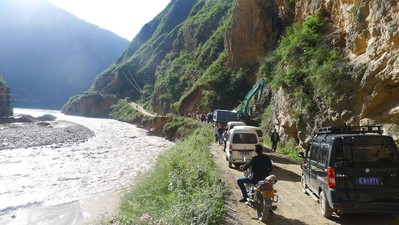 在甘肅面試?yán)铄\記希望廚師途中，遭遇地震造成的道路塌方