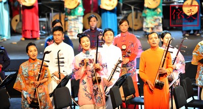 設(shè)計師與音樂家的強強聯(lián)合，整場服裝的色彩、款式、剪裁結(jié)構(gòu)和面料都貫穿古今，彰顯著每一位音樂家的獨特氣質(zhì)。
