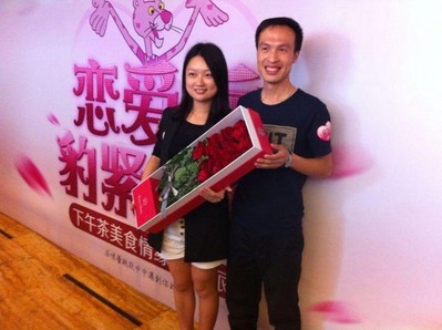 愛情如戀人手中的鮮花，在浪漫的季節(jié)綻放