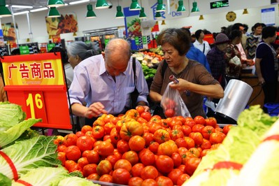 沃爾瑪云南普洱縣全新門店開業(yè)當日，顧客在選購優(yōu)質(zhì)低價的生鮮商品