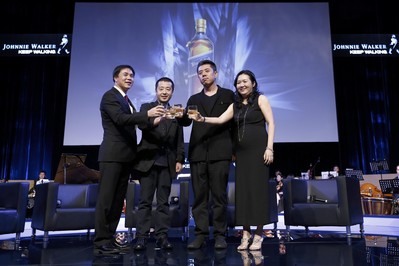 七匹狼創(chuàng)始人周少雄、賈樟柯導(dǎo)演、建筑設(shè)計(jì)師馬巖松、尊尼獲加品牌總監(jiān)符秀婷女士共同合影