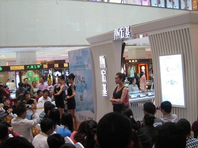 珍愛網(wǎng)攜手潮宏基克拉女人活動(dòng)現(xiàn)場，氣質(zhì)美女媲美克拉美鉆