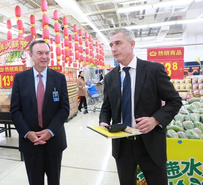 沃爾瑪全球CEO麥道克和中國(guó)CEO高福瀾考察大賣(mài)場(chǎng)，深入了解市場(chǎng)