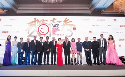 左起2012環(huán)球小姐、威華鞋業(yè)總經(jīng)理梁賀程、BBC國際執(zhí)行總經(jīng)理Lawrence Yang、紅森公司董事長林智榮、達芙妮國際控股有限公司主席陳英杰、鞋柜“天使的足跡”公益形象代言人任賢齊、FACE主席Jim Issler、“中國美基金”代表靳羽西、“新華愛心教育基金會”理事長張君達、“國立愛心基金”代表種丹妮、“愛的痕跡教育計劃”創(chuàng)辦人姜育恒、“中國殘疾人福利基金會”副理事長邢建緒先生、“音樂之帆”創(chuàng)辦人柴亮、中國行動計劃代表Mr. Andrew