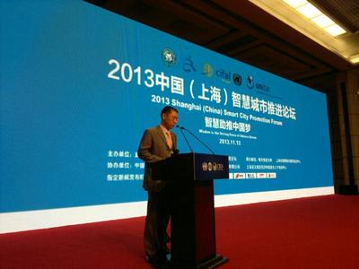 國家信息化專家咨詢委員會委員、中國互聯(lián)網(wǎng)協(xié)會副理事長高新民為獲獎城市頒獎