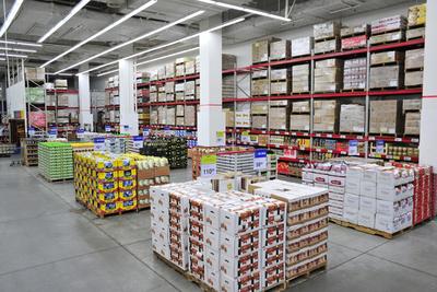 山姆深圳福田店大量使用大卡板陳列商品。