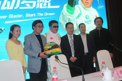 從左依次：搜狐網新聞副總編周蓉、中央電視臺著名主持人韓喬生、飛越車手謝雨均、活動主辦方--江蘇龍蟠石化總經理石俊峰、活動協(xié)辦方--黑龍江省黑河市旅游局常務副局長張寶紅、活動支持方--江蘇大唐靈獅廣告有限公司總經理吳綱