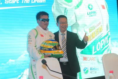 江蘇龍蟠石化總經(jīng)理石俊峰、飛越車手謝雨均