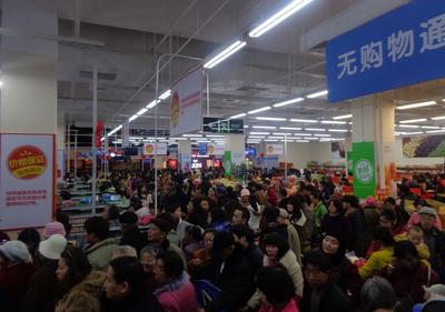 沃爾瑪云南昆明昌源中路店盛大開(kāi)業(yè)，商場(chǎng)內(nèi)人頭涌涌，工作人員馬不停蹄
