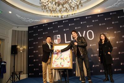 IAN與羅萊家紡副總裁揭幕LOVO2014年春夏新款手繪稿，并在畫稿上留下親筆簽名