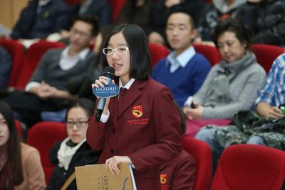 學(xué)生在牛津大學(xué)出版社主辦的“與牛津大學(xué)校長(zhǎng)對(duì)話”活動(dòng)現(xiàn)場(chǎng)向賀慕敦校長(zhǎng)提問